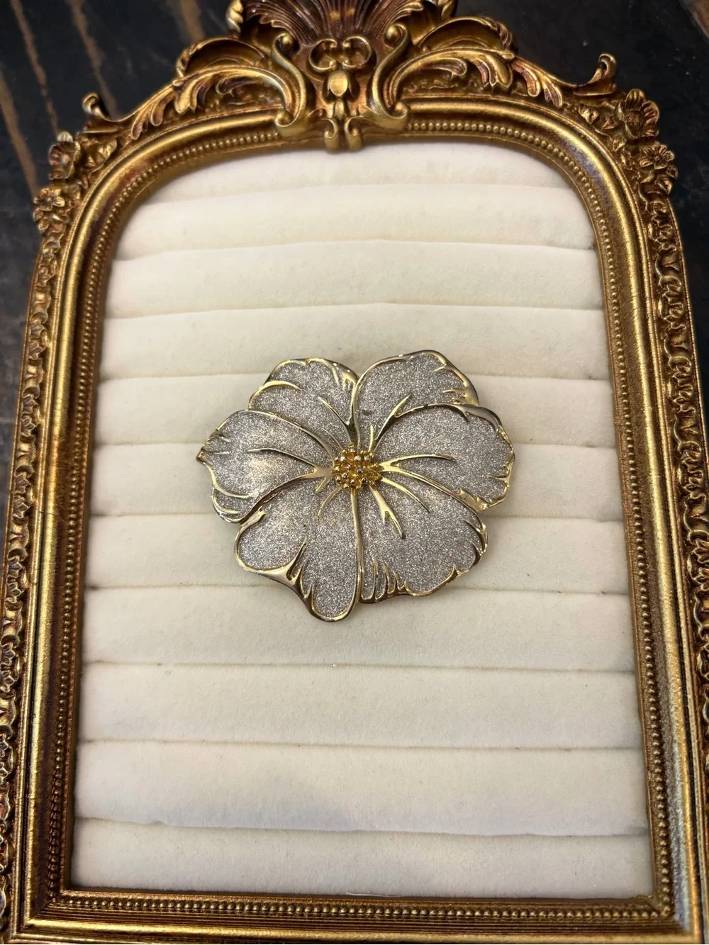 VTG Flower Brooch‎ Glitter Rhinestones Gold Tone Floral Spring Nature Tropical
